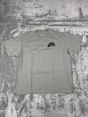 Nike SB Shirt Mens Large Gray The Nike Tee Skateboarding Logo Tee DC7817 063